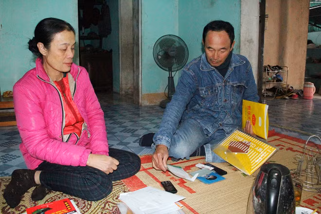 Vợ chồng ông Mạnh và chồng đơn đi kêu oan cho con. Ảnh: K.Hoan.