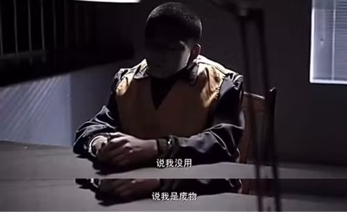 Cha mẹ tốt luôn có "khoá" trên miệng khi nói chuyện với con ảnh 1 Chàng thiếu niên bị đẩy vào cảnh tù tội, một phần lớn do tuổi thơ bị mẹ bạo lực ngôn ngữ. Ảnh: Sina.
