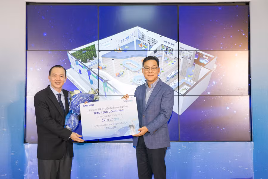 Đại diện cho Công ty Điện tử Samsung Vina trao tặng công trình Không gian Công nghệ Thiếu nhi cho Thư viện Khoa học Tổng hợp TPHCM Đại diện cho Công ty Điện tử Samsung Vina trao tặng công trình Không gian Công nghệ Thiếu nhi cho Thư viện Khoa học Tổng hợp TPHCM