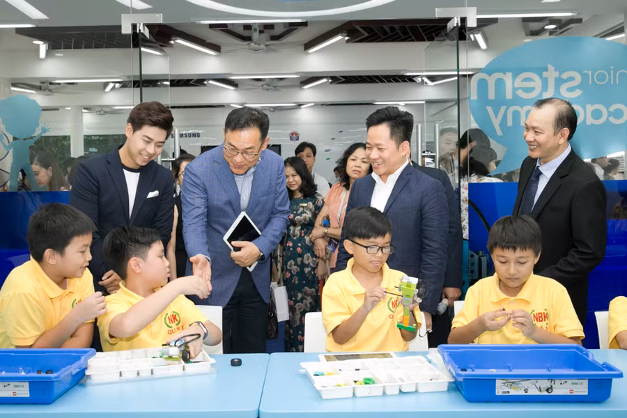 Các em học sinh đang khám phá Không gian Công nghệ Thiếu nhi Các em học sinh đang khám phá Không gian Công nghệ Thiếu nhi
