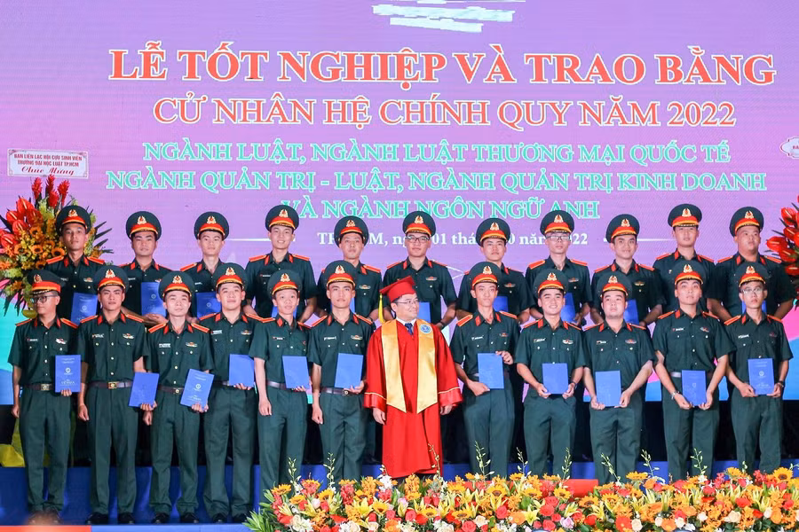 PGS.TS. Bùi Xuân Hải trao bằng tốt nghiệp cho các cử nhân được tuyển chọn theo học chương trình sĩ quan dự bị.