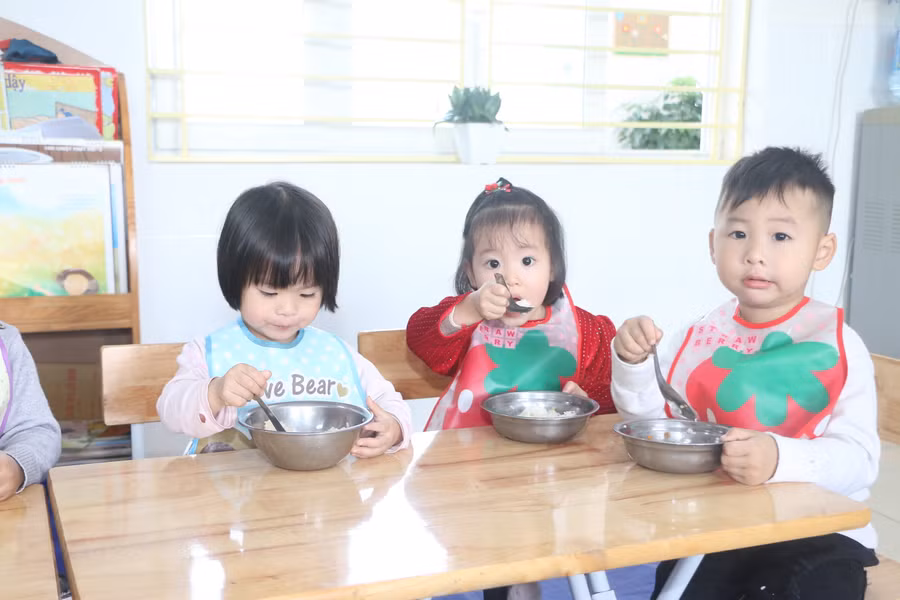Trẻ tại Trường Mầm non Thanh Mỹ - Sơn Tây, Hà Nội trong giờ ăn trưa trên lớp. Ảnh:Đình Tuệ.