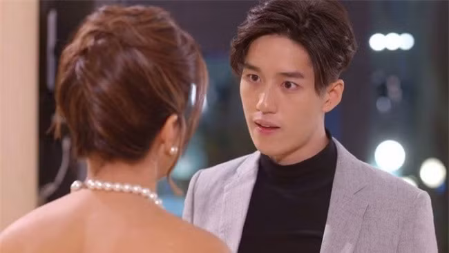 Gặp vợ cũ lúng túng quên mang tiền ở siêu thị, chồng đang hả hê dè bỉu bỗng "vã mồ hôi" vì điều này