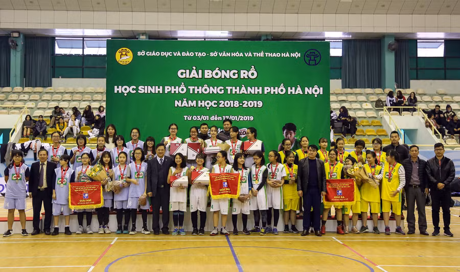 Ban tổ chức trao giải nhất, nhì, ba cho các đội nữ THCS