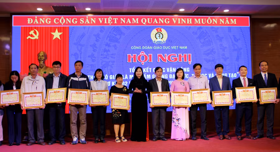 Trao bằng khen vì đã có nhiều đóng góp cho Cuộc vận động và Phong chào thi đua