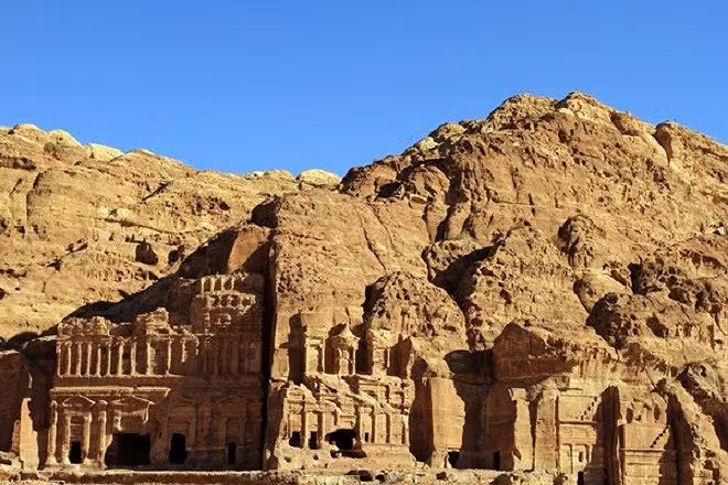 Thành cổ Petra là một địa điểm thu hút khách du lịch.