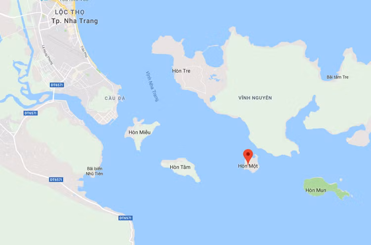 Vị trí ca nô bốc cháy ở đảo Hòn Một. Ảnh: Google maps.
