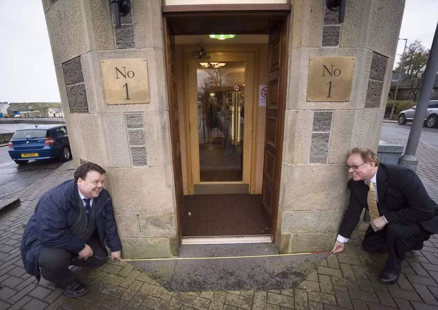 Con duong dai 2 m, ngan nhat the gioi o Scotland hinh anh 2 