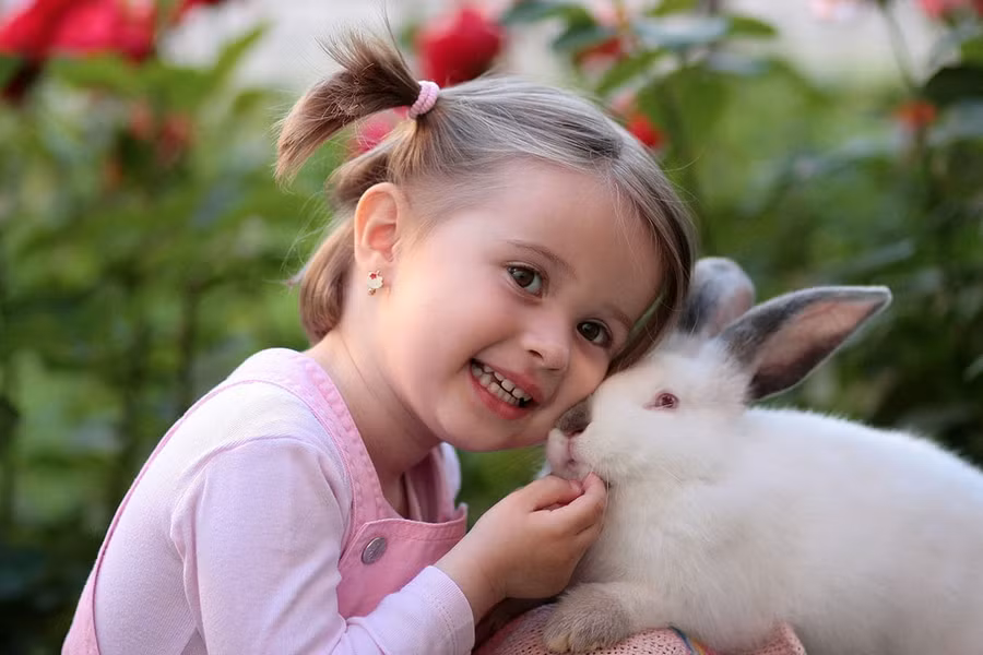 Trẻ em cần có được cả tình yêu và sự hiểu biết đối với thiên nhiên. (Ảnh: ITN).