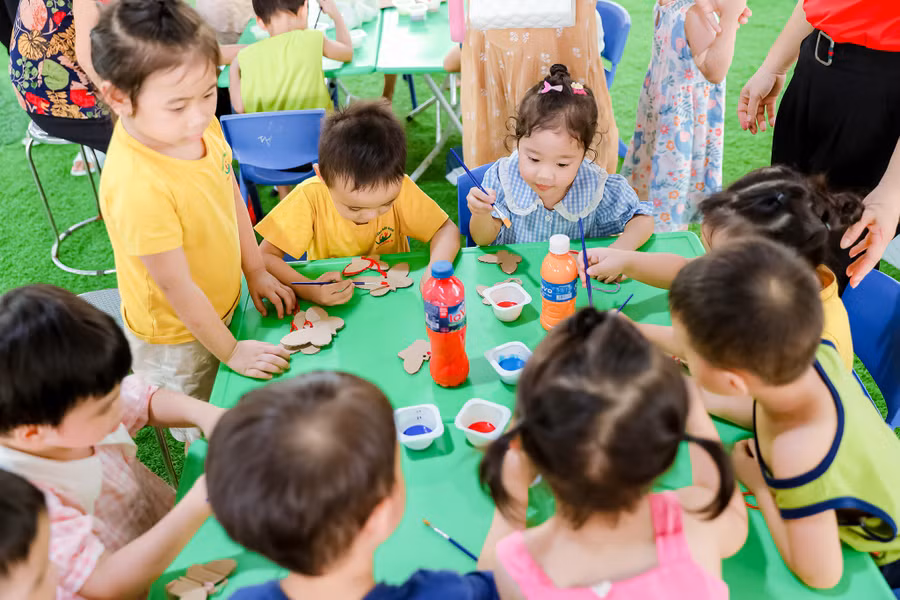 Đây là cơ hội để trẻ phát huy tính sáng tạo, tư duy và trí tưởng tượng phong phú của mình bên những sắc màu. Đây là cơ hội để trẻ phát huy tính sáng tạo, tư duy và trí tưởng tượng phong phú của mình bên những sắc màu.