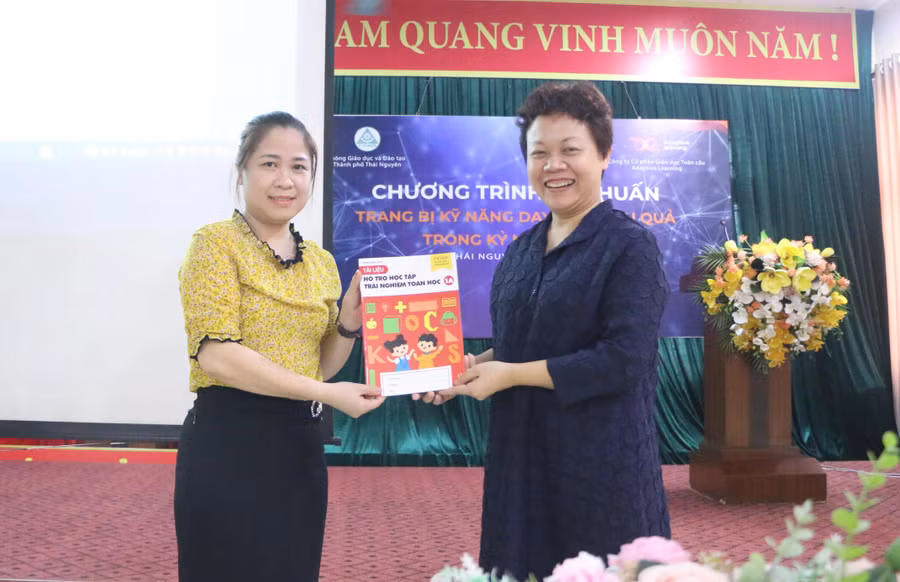 Học viên được đại diện Ban tổ chức tặng sách trong phần giao lưu. Học viên được đại diện Ban tổ chức tặng sách trong phần giao lưu.