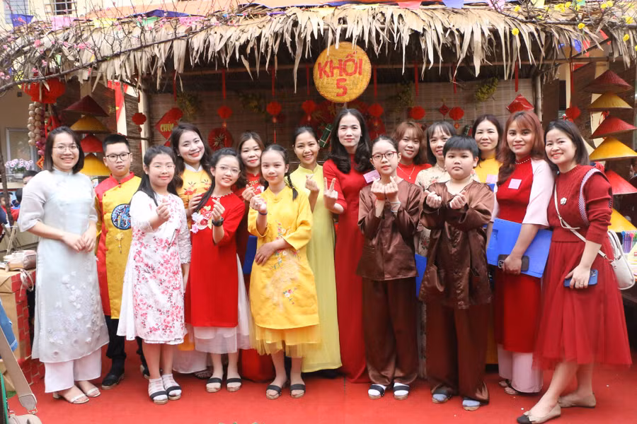 Cả cô và trò cùng nhau nỗ lực để chương trình được diễn ra thành công tốt đẹp.