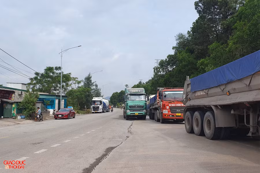 Hàng dài xe tải không vào được cảng phải dừng lại bên đường. (Ảnh: Phạm Tâm)