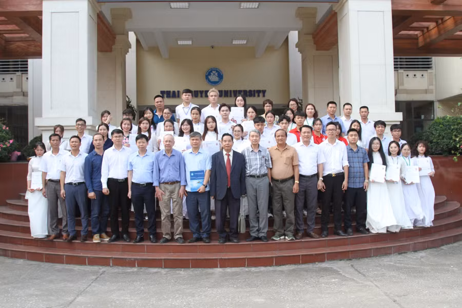 Văn phòng Hessen Việt Nam và lãnh đạo Đại học Thái Nguyên chụp ảnh lưu niệm cùng các sinh viên được nhận học bổng.