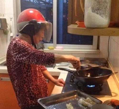 Một công dụng khác của mũ bảo hiểm.