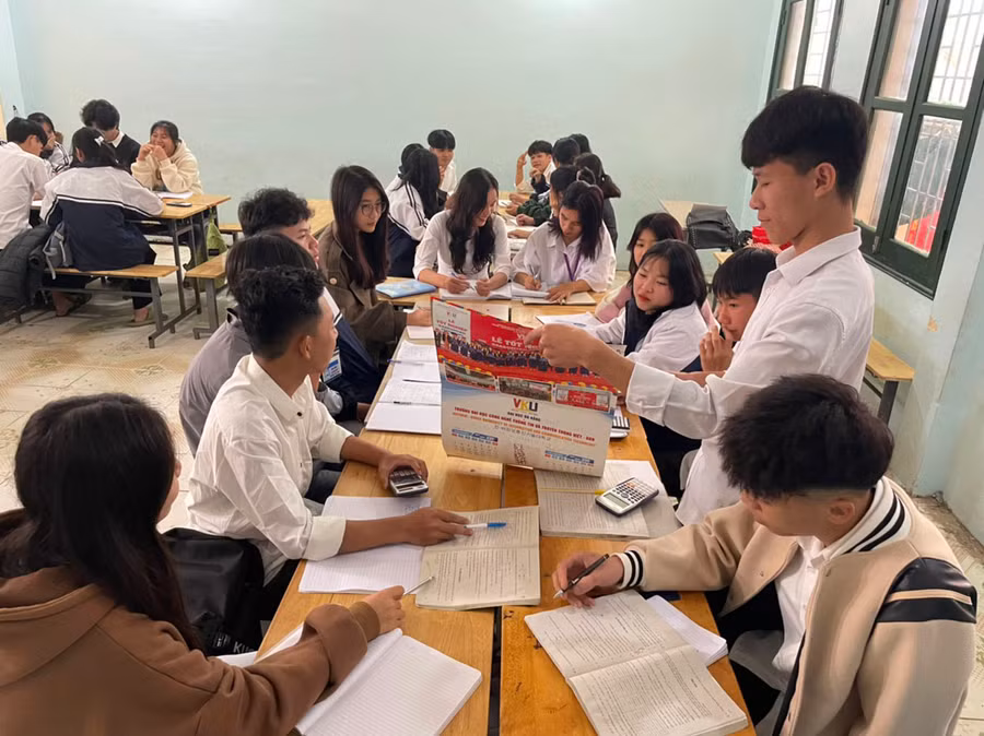 Học sinh Trường THPT Quan Sơn (Thanh Hóa) trong giờ thảo luận và làm bài tập môn Toán. Ảnh: LT. Học sinh Trường THPT Quan Sơn (Thanh Hóa) trong giờ thảo luận và làm bài tập môn Toán. Ảnh: LT.