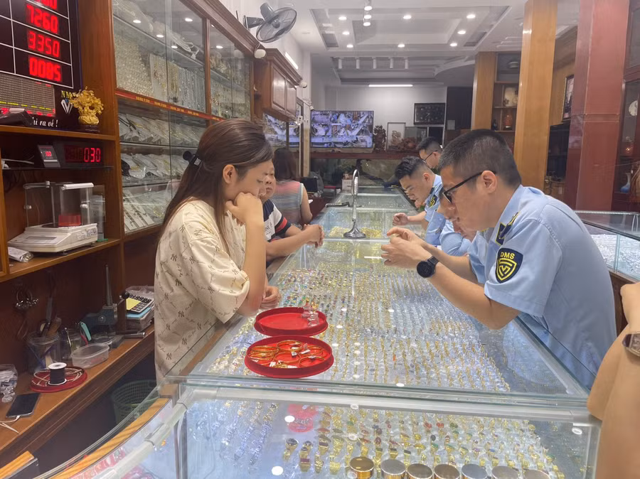Cơ quan chức năng kiểm tra đột xuất cơ sở kinh doanh vàng bạc Ngọc Minh. (Ảnh: HM)
