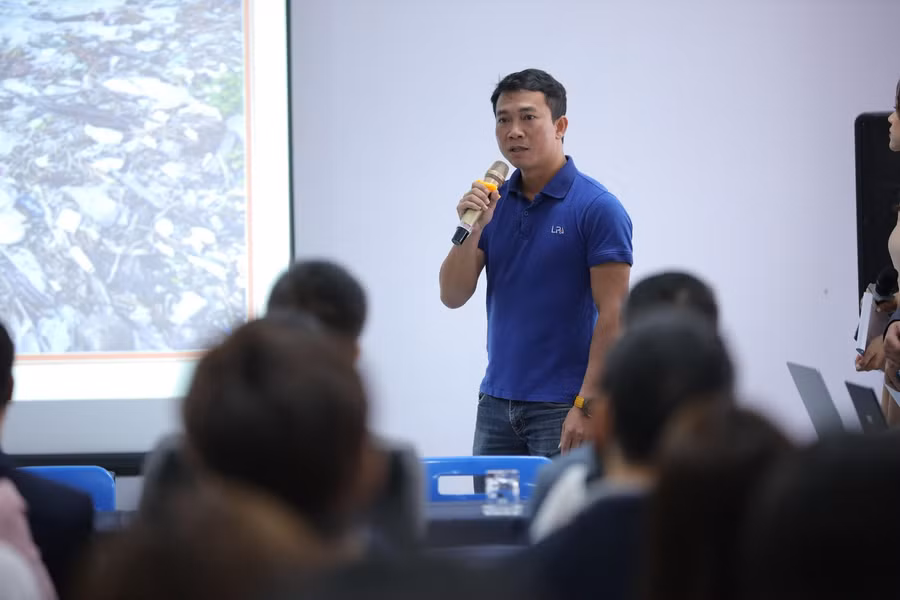 Ông Nguyễn Việt Hùng (Đại sứ Đại dương Xanh do Bộ TN&amp;MT trao danh hiệu) chia sẻ về Hành trình chụp ảnh rác thải nhựa 7.000km tại 28 tỉnh duyên hải Việt Nam: “Khi đi tìm hiểu tôi cũng đặt ra những câu hỏi: Nhà máy rác của chúng ta không đủ công suất để xử lý rác hay là vì chúng ta chưa có một hệ thống xử lý rác thực sự hiệu quả”. “Trong chuyến đi, tôi nhận ra rằng phải giảm đồ nhựa và hành động của mỗi chúng ta mới thay đổi được môi trường”. “Tôi mong rằng: Chúng ta đi du lịch để xả stress chứ không xả rác”.