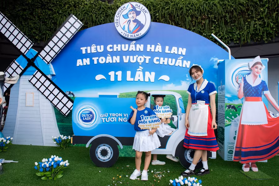 Thử thách “1 ly sữa mỗi sáng – Tươi như uống tại nông trại Hà Lan” là nơi các bé trải nghiệm sữa ngon cùng Cô Gái Hà Lan – hình ảnh thân quen của bao thế hệ người Việt.