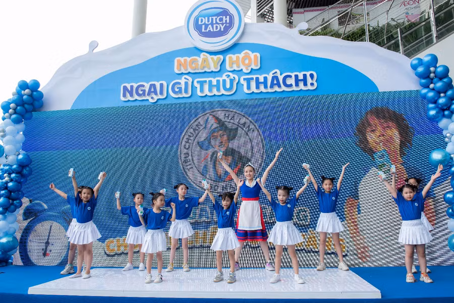 Thử thách “1 ly sữa mỗi sáng – Hòa nhịp vũ điệu Cô Gái Hà Lan” khuyến khích các bé cùng nhau hòa nhịp theo vũ điệu uống sữa với Cô Gái Hà Lan, thể hiện tinh thần đồng đội với các bạn đồng trang lứa.