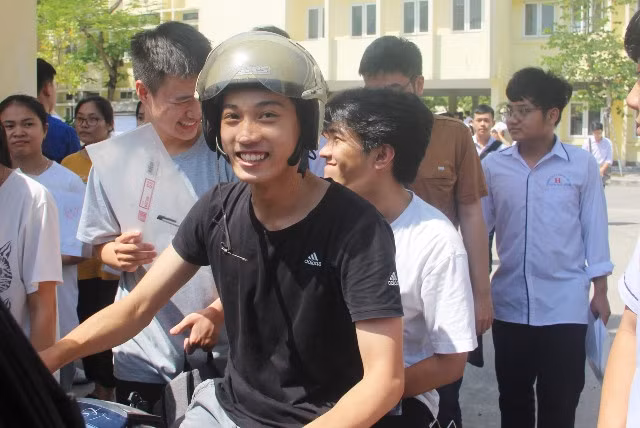 Thí sinh tại điểm thi Trường THPT chuyên Lam Sơn (Thanh Hóa) rạng rỡ sau khi kết thúc môn thi ngữ Văn.