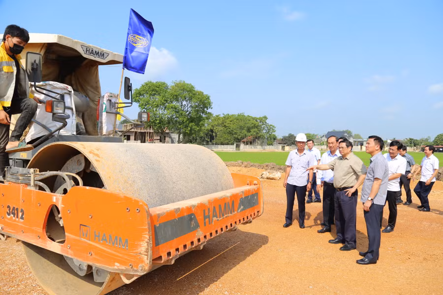 Mặc dù đang trong ngày nghỉ lễ nhưng máy móc vẫn được tập trung để thi công công trình. (Ảnh: MH). Mặc dù đang trong ngày nghỉ lễ nhưng máy móc vẫn được tập trung để thi công công trình. (Ảnh: MH).