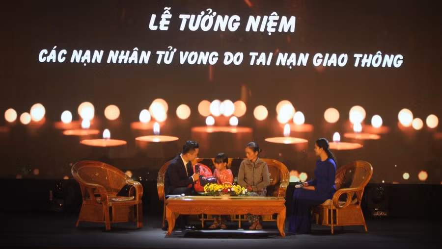 Người thân của các nạn nhân TNGT trong buổi lễ Người thân của các nạn nhân TNGT trong buổi lễ