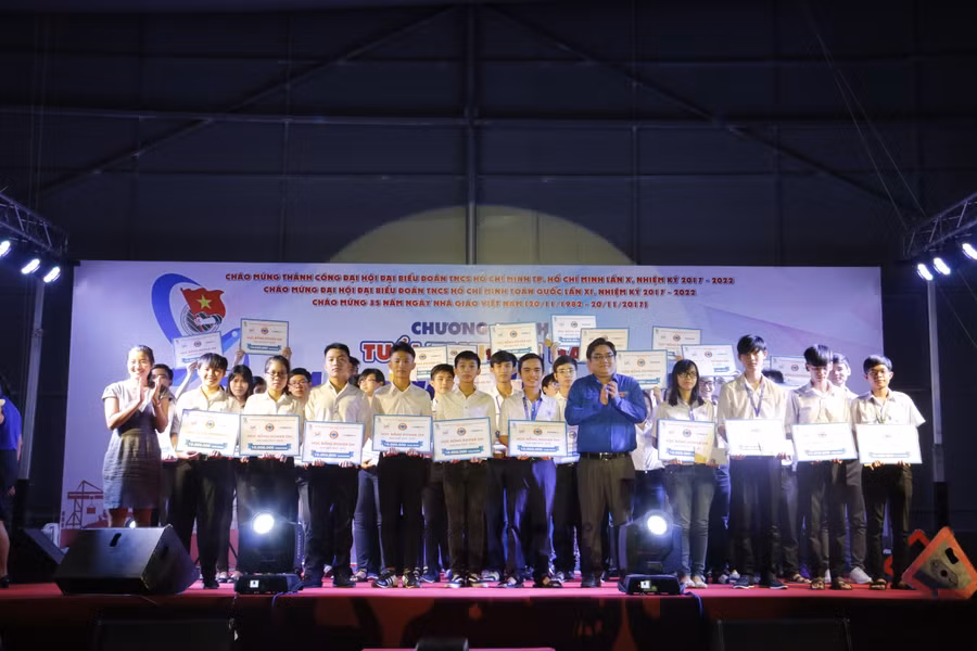trao học bổng cho tân sinh viên khó khăn
