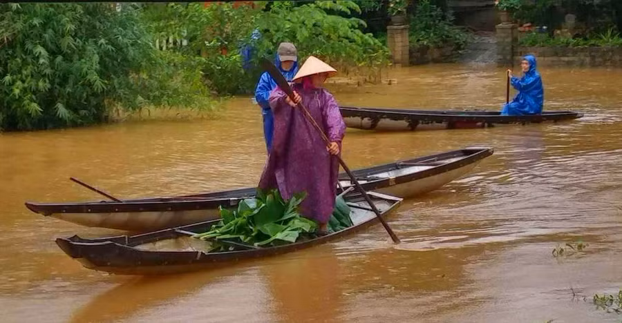 Người dân vùng rốn lũ Quảng Điền chưa khắc phục xong hậu quả đợt lũ đầu tiên đã gánh chịu thêm một trận lũ khác khiến đời sống bà con khó khăn