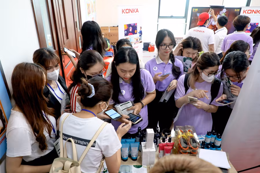 Sinh viên đăng ký tham gia các hoạt động trải nghiệm.