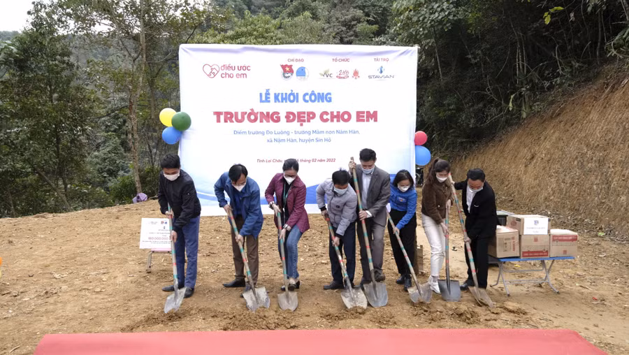 Công trình "Trường đẹp cho em" tại bản Đo Luông, trường Mầm non Nậm Hăn, huyện Sìn Hồ được tài trợ trị giá 180 triệu đồng với 1 phòng học, công trình phụ và sân chơi cho học sinh. Công trình "Trường đẹp cho em" tại bản Đo Luông, trường Mầm non Nậm Hăn, huyện Sìn Hồ được tài trợ trị giá 180 triệu đồng với 1 phòng học, công trình phụ và sân chơi cho học sinh.