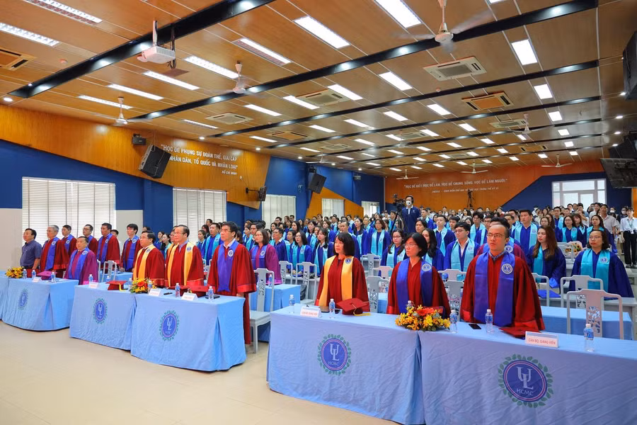 Quang cảnh buổi lễ tốt nghiệp và trao bằng cử nhân cho hệ văn bằng 2, liên thông.