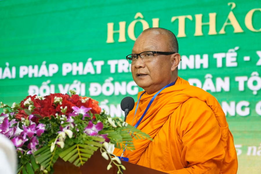 Đại biểu phát biểu tham luận.