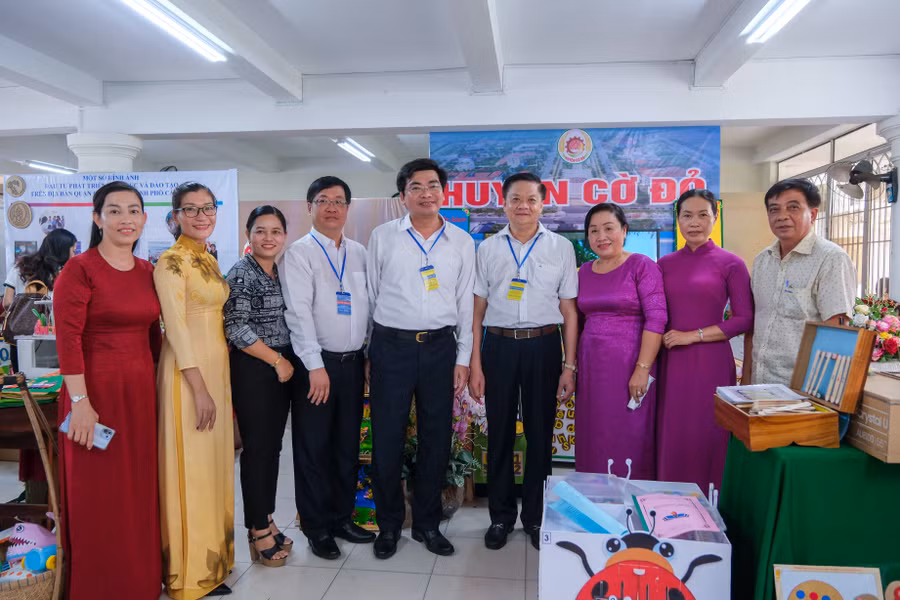 Lãnh đạo thành phố chụp ảnh lưu niệm cùng thầy cô. Lãnh đạo thành phố chụp ảnh lưu niệm cùng thầy cô.