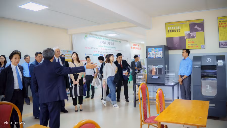 Đoàn tham quan trung tâm thực hành công nghệ cao Khoa cơ khí.