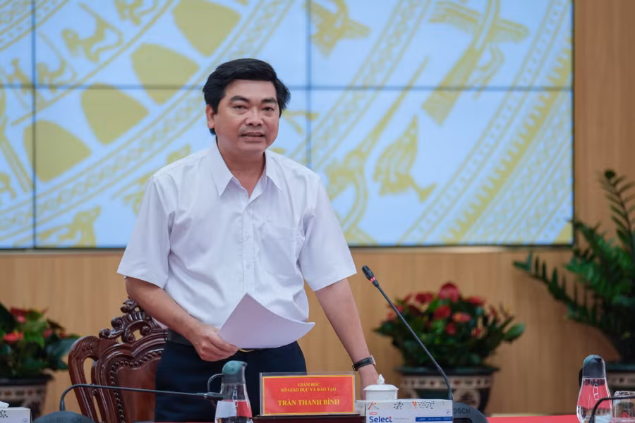 Ông Trần Thanh Bình, Giám đốc Sở GD&amp;ĐT TP Cần Thơ báo cáo công tác phân công, phối hợp các sở ban ngành đoàn thể và các địa phương.
