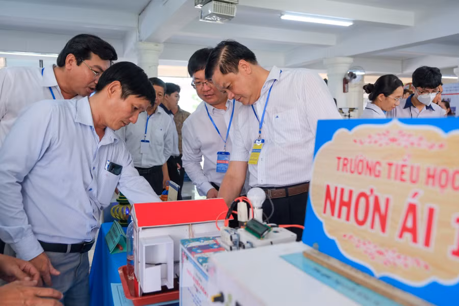Sản phẩm chủ yếu là đồ dùng dạy học tự làm, các sản phẩm đạt giải trong các cuộc thi, các sản phẩm sáng tạo của học sinh. Sản phẩm chủ yếu là đồ dùng dạy học tự làm, các sản phẩm đạt giải trong các cuộc thi, các sản phẩm sáng tạo của học sinh.