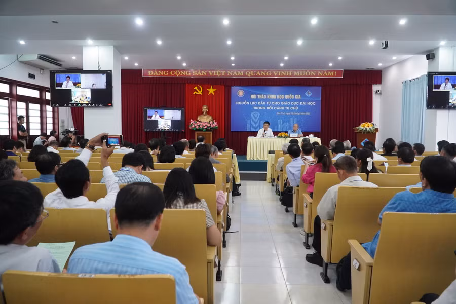 Quang cảnh hội thảo khoa học quốc gia "Nguồn lực đầu tư cho giáo dục đại học trong bối cảnh tự chủ".