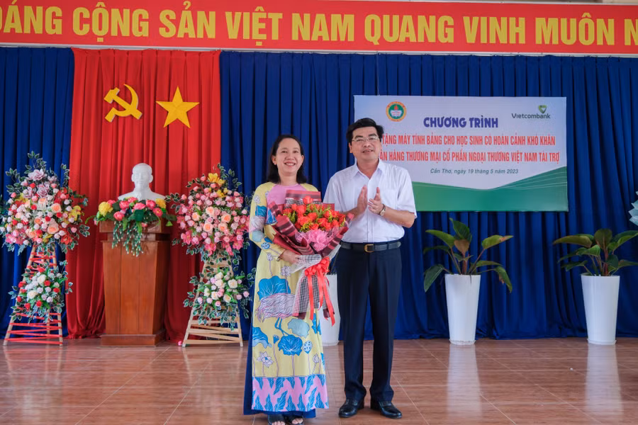 Ông Trần Thanh Bình - Giám đốc Sở GD&amp;ĐT TP Cần Thơ gửi lời cảm ơn, tri ân đến lãnh đạo VCB và mong rằng trong thời gian tới VCB tiếp tục đồng hành cùng ngành Giáo dục thành phố hỗ trợ chăm lo học sinh.