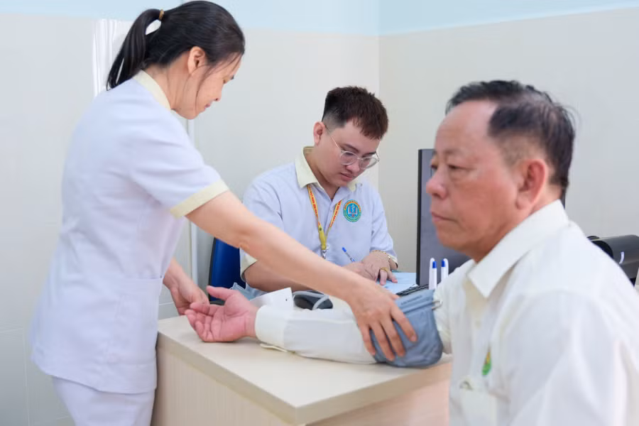 Đại biểu tham quan khu vực Trung tâm tiêm chủng - Bệnh viện Đại học Nam Cần Thơ.