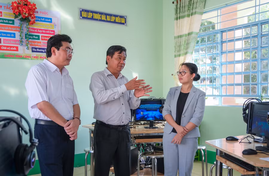 Ông Nguyễn Văn Chi, Trưởng phòng GD&amp;ÐT huyện Thới Lai (giữa) chia sẻ về mô hình phòng học thông minh.
