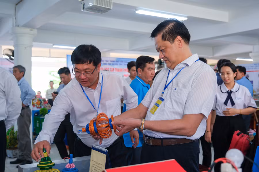 Sản phẩm chủ yếu là đồ dùng dạy học tự làm, các sản phẩm đạt giải trong các cuộc thi, các sản phẩm sáng tạo của học sinh. Sản phẩm chủ yếu là đồ dùng dạy học tự làm, các sản phẩm đạt giải trong các cuộc thi, các sản phẩm sáng tạo của học sinh.