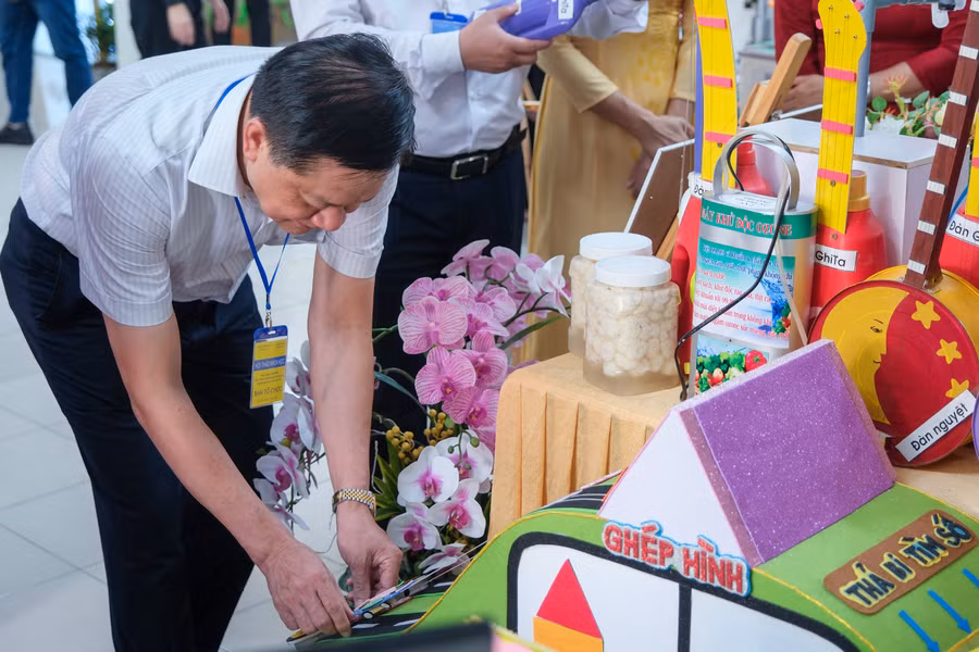 Sản phẩm chủ yếu là đồ dùng dạy học tự làm, các sản phẩm đạt giải trong các cuộc thi, các sản phẩm sáng tạo của học sinh. Sản phẩm chủ yếu là đồ dùng dạy học tự làm, các sản phẩm đạt giải trong các cuộc thi, các sản phẩm sáng tạo của học sinh.