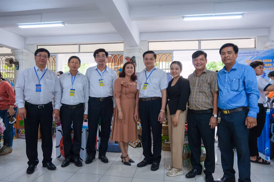 Lãnh đạo thành phố chụp ảnh lưu niệm cùng thầy cô. Lãnh đạo thành phố chụp ảnh lưu niệm cùng thầy cô.