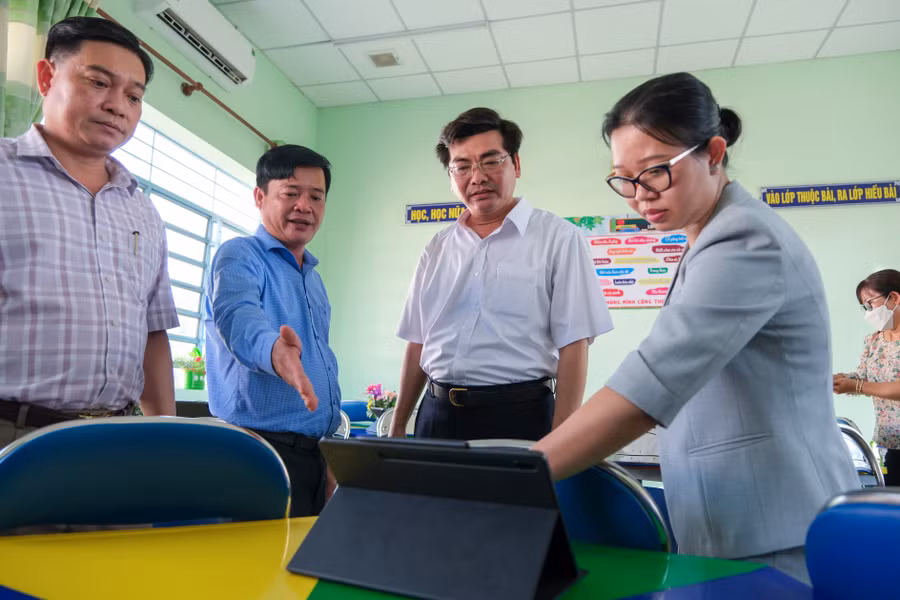 Lãnh đạo Sở GD&amp;ĐT cùng địa phương tham quan phòng học thông minh tại Trường THCS thị trấn Thới Lai (huyện Thới Lai)