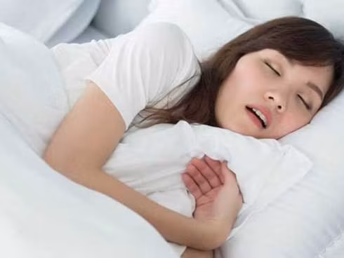 Ngủ ngáy, cô gái suýt chút nữa bị bạn trai hại chết vì quá ồn ào-1