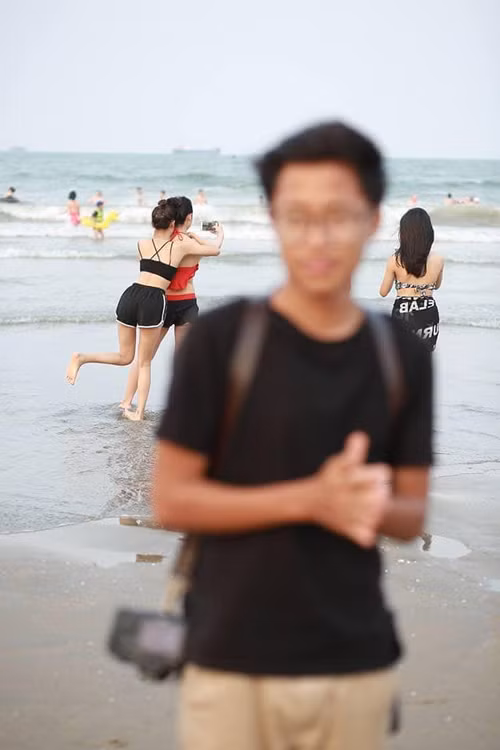 Chàng trai hoàn toàn mờ nhạt cho những cô nàng nóng bỏng phía sau.