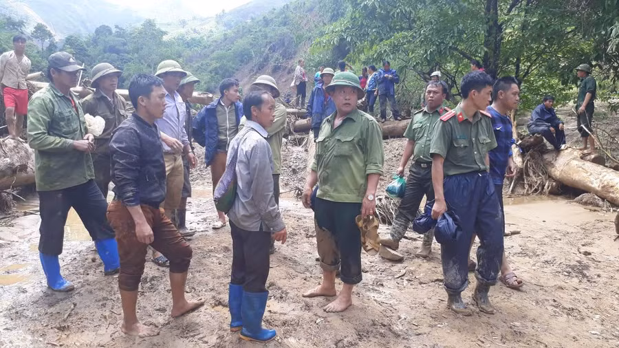 Ông Vừ A Bằng (thứ 2 bên phải), Bí thư huyện ủy Điện Biên Đông tại hiện trường, chỉ đạo các lực lượng tìm kiếm cứu nạn và động viên gia đình thiệt hại