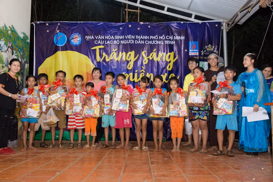 Trao quà trong chương trình “trăng sáng miền xa” cho học sinh Mã Đà