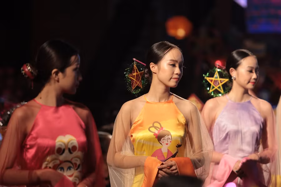 Cho đến những phụ kiện gợi nhớ về trung thu tuổi thơ như đèn ông sao, đèn cù, trống bỏi ...